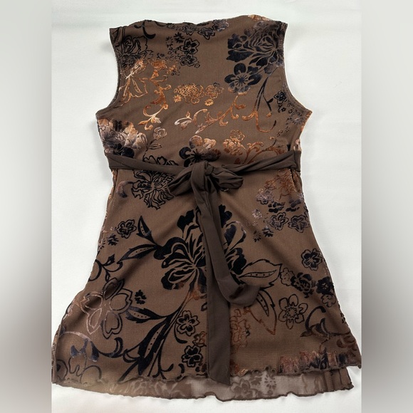 Velvety floral pattern flattering tank with tie in back. V neck. Size M juniors - Picture 4 of 10